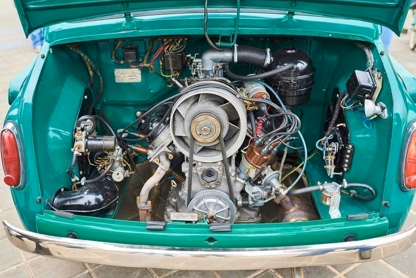 pohled na motor historického auta