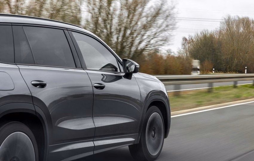 šedé SUV jede po silnici