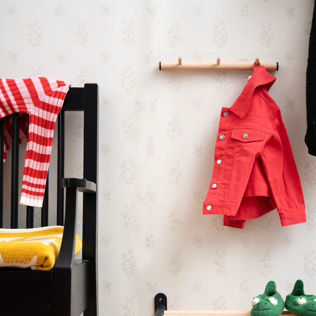 Smedbo Beslagsboden Horizontal Hook Rack, 3 Hooks – Black and Beech