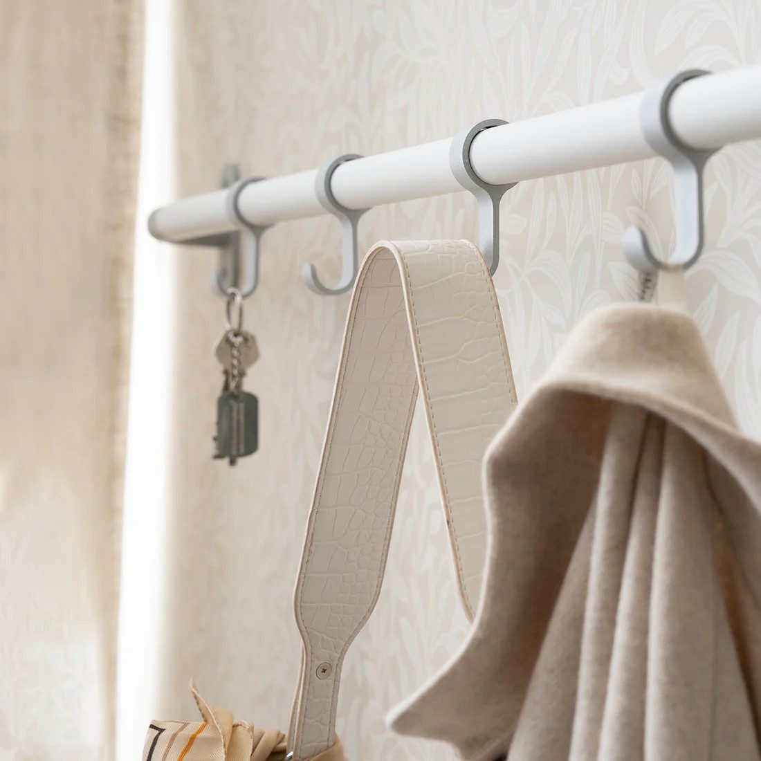 Smedbo Beslagsboden Hook Rack, 4-hooks – Matt Grey/White