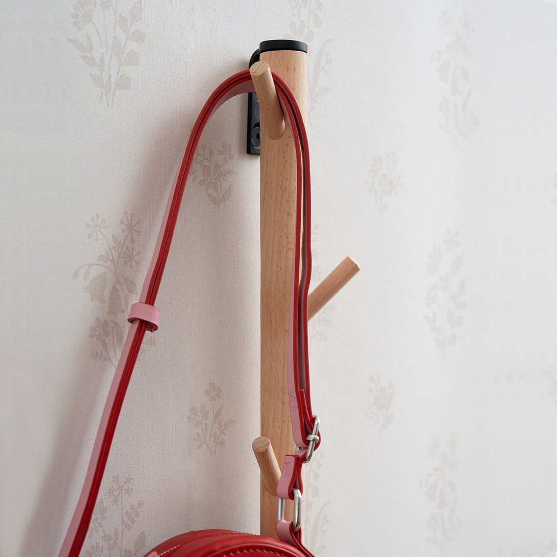 Smedbo Beslagsboden Vertical Coat Rack, 5 Hooks – Black and Beech