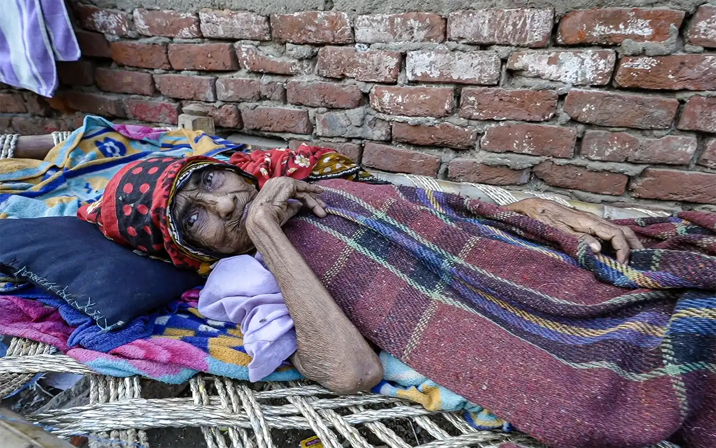 Fasting woman looking for help