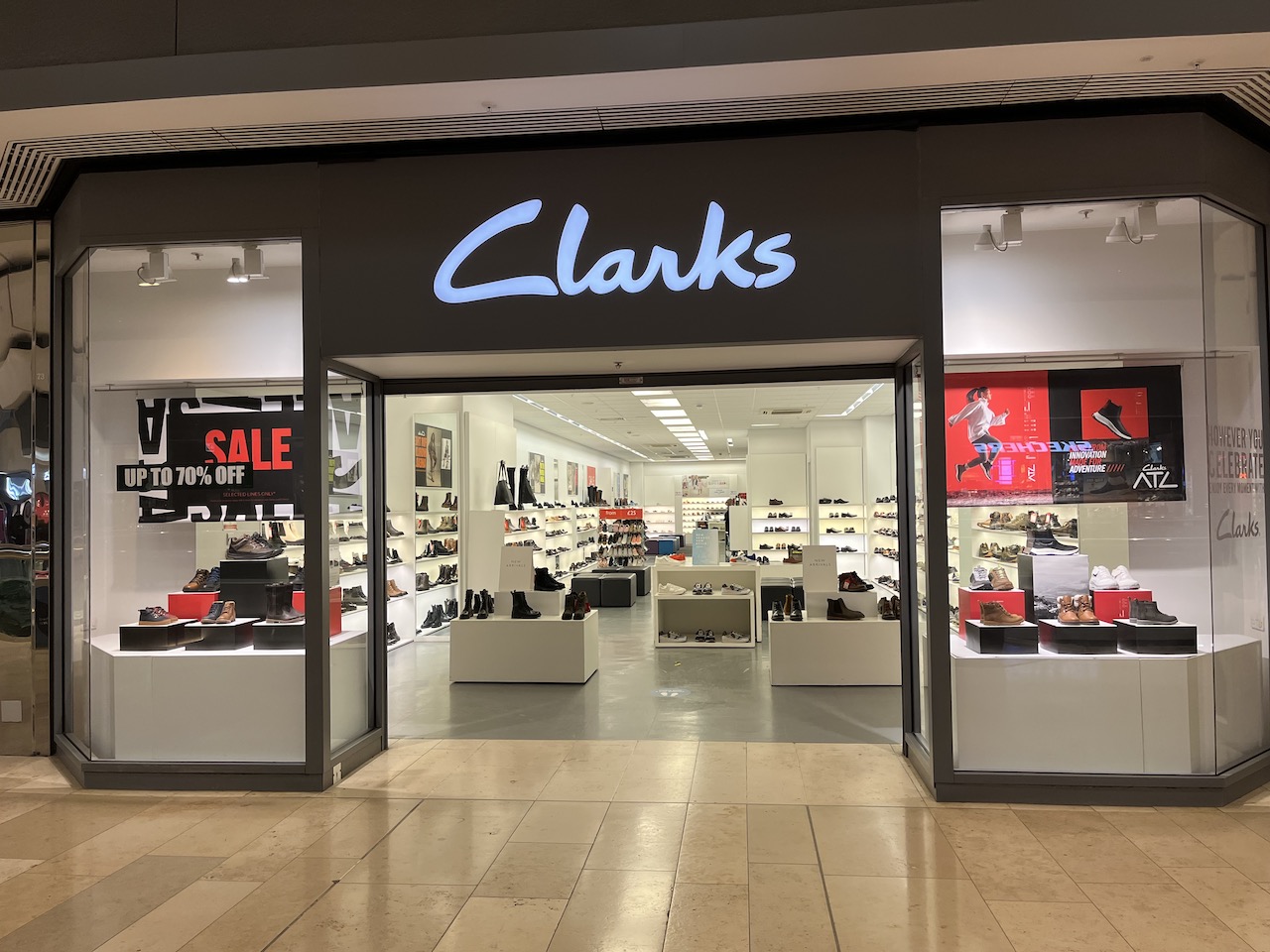Opgetild vrachtauto voorkomen Clarks - Queensgate Shopping Centre