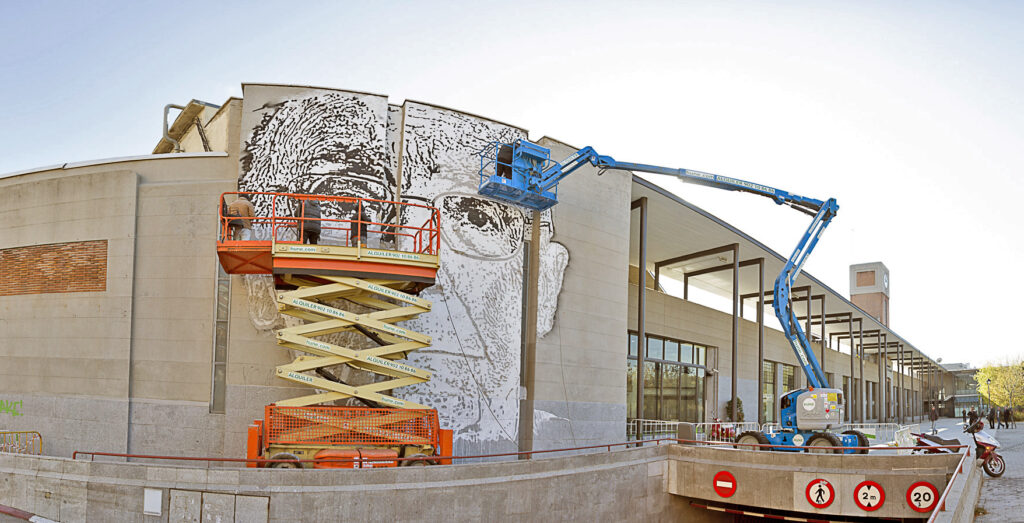 Vhils ejecutando el mural