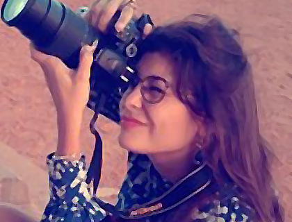 Imagen de Tamara Moya usando una cámara de fotos 