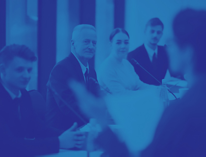 Reunión de personas sobre una mesa