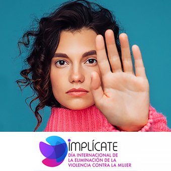 Mujer levantando la mano en señal de parar