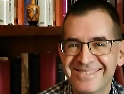 Primer plano de Juan Signes Codoñer en su biblioteca