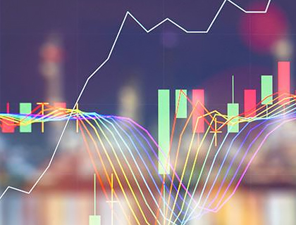Una superposición de gráficos financieros de velas y líneas multicolores sobre un fondo urbano nocturno desenfocado,