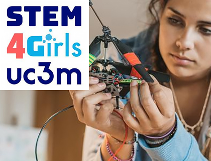 Chica adolescente montando un prototipo de helicóptero en miniatura