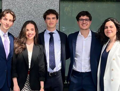Grupo de chicos y chicas jóvenes vestidos con trajes de chaqueta