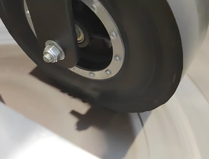 Primer plano de las pruebas de un neumático rodando