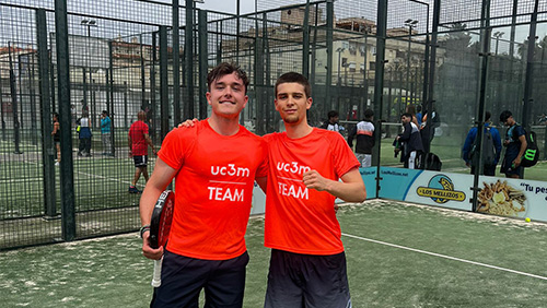 Dos chicos en competición de pádel