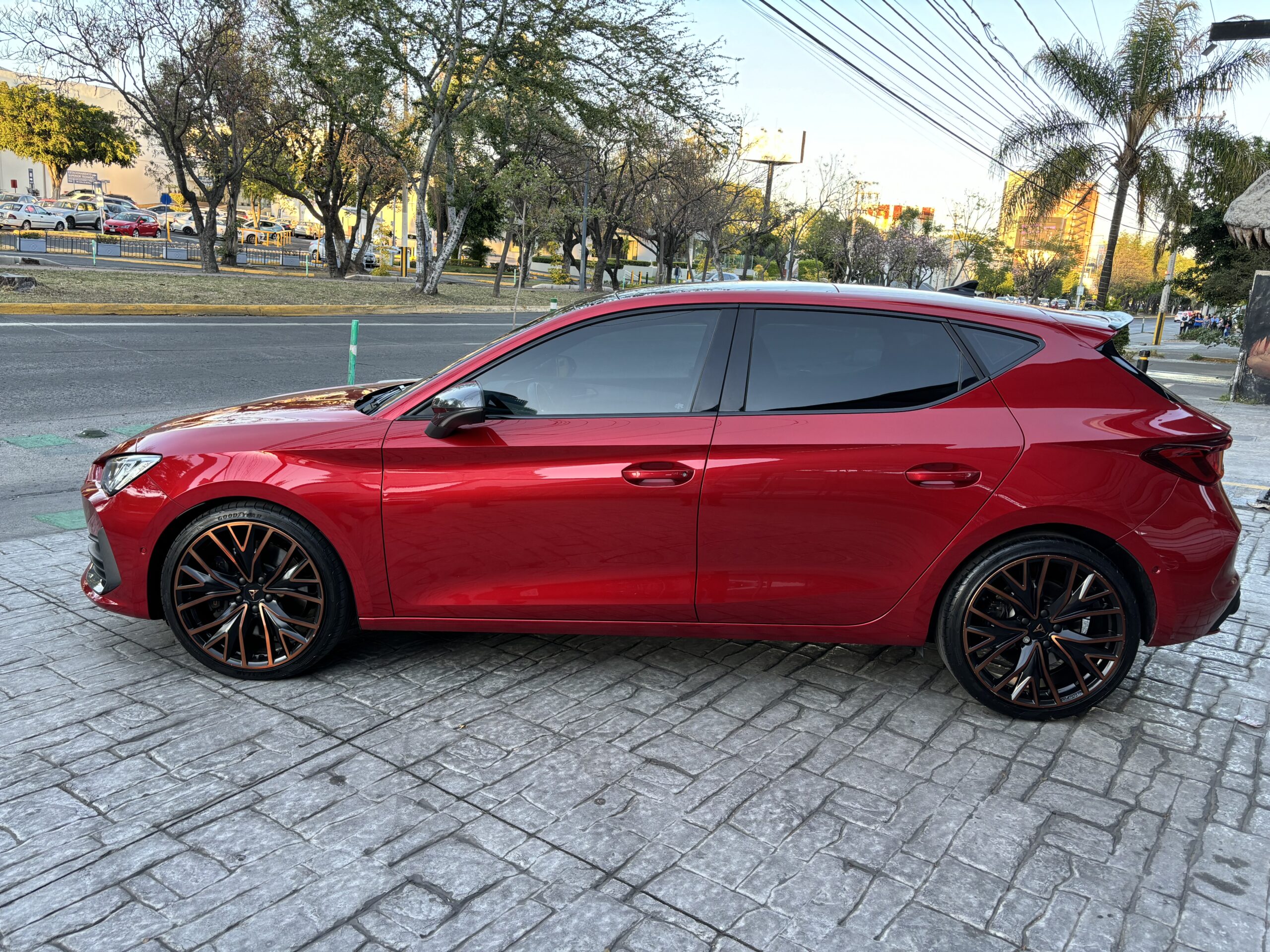 Cupra Leon 2022 300HP Automático Rojo