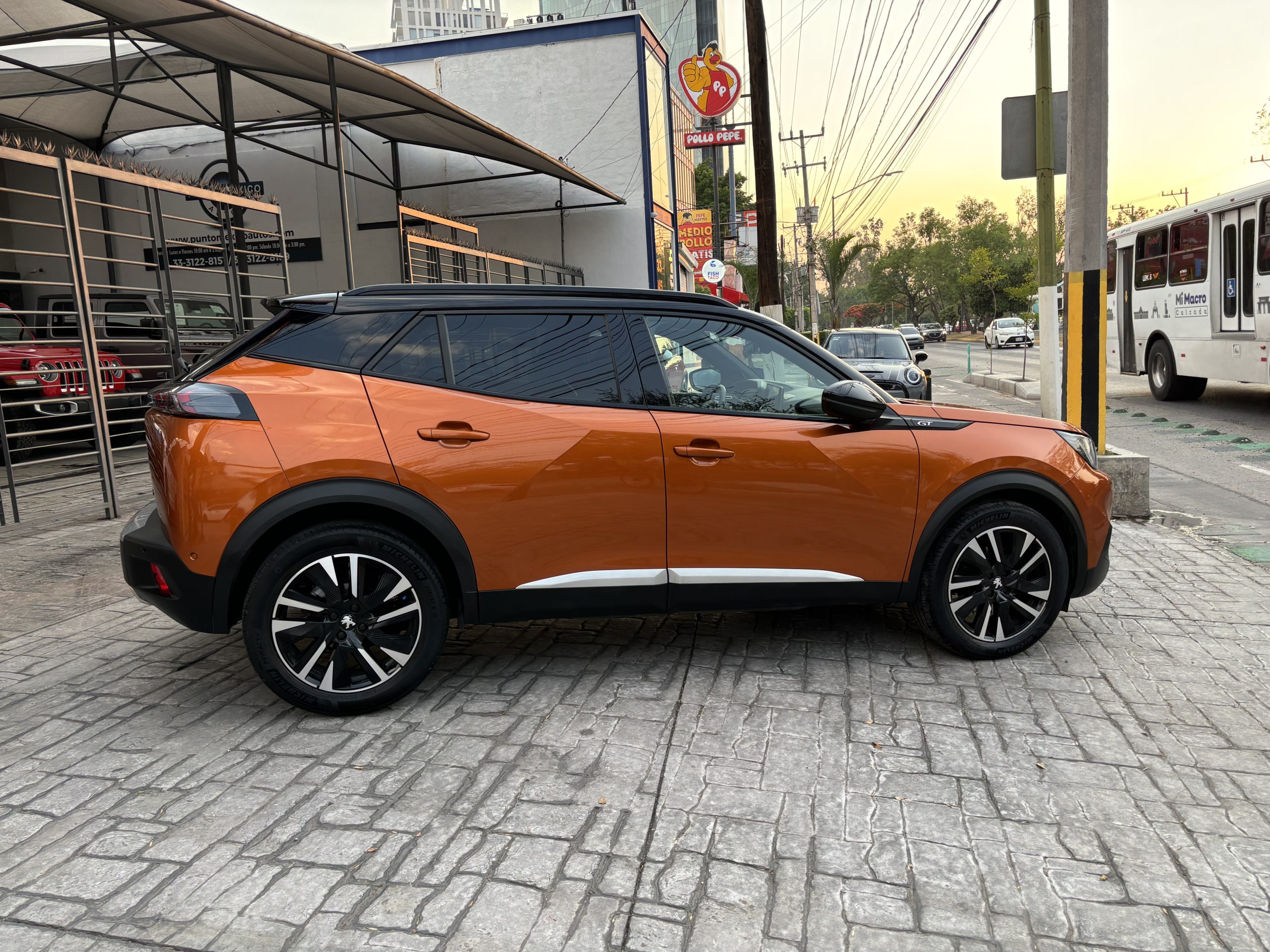 Peugeot 2008 2022 GT Automático Naranja