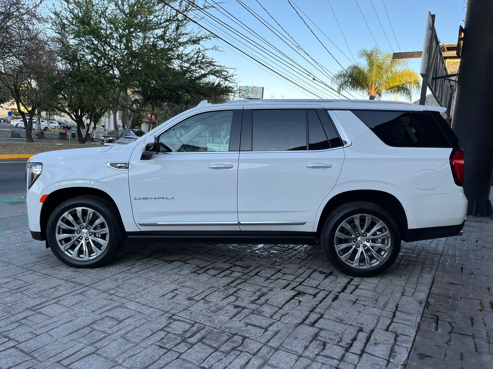 GMC Yukon 2021 DENALI CORTA Automático Blanco