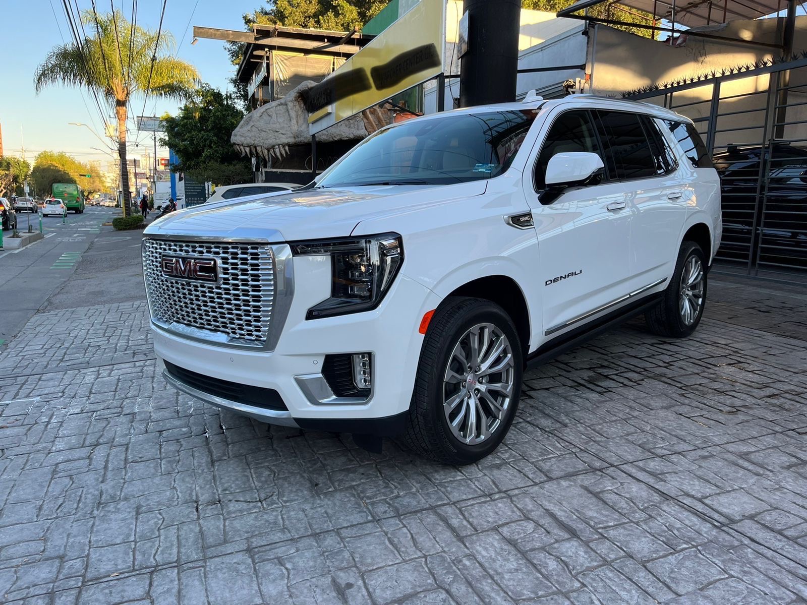 GMC Yukon 2021 DENALI CORTA Automático Blanco