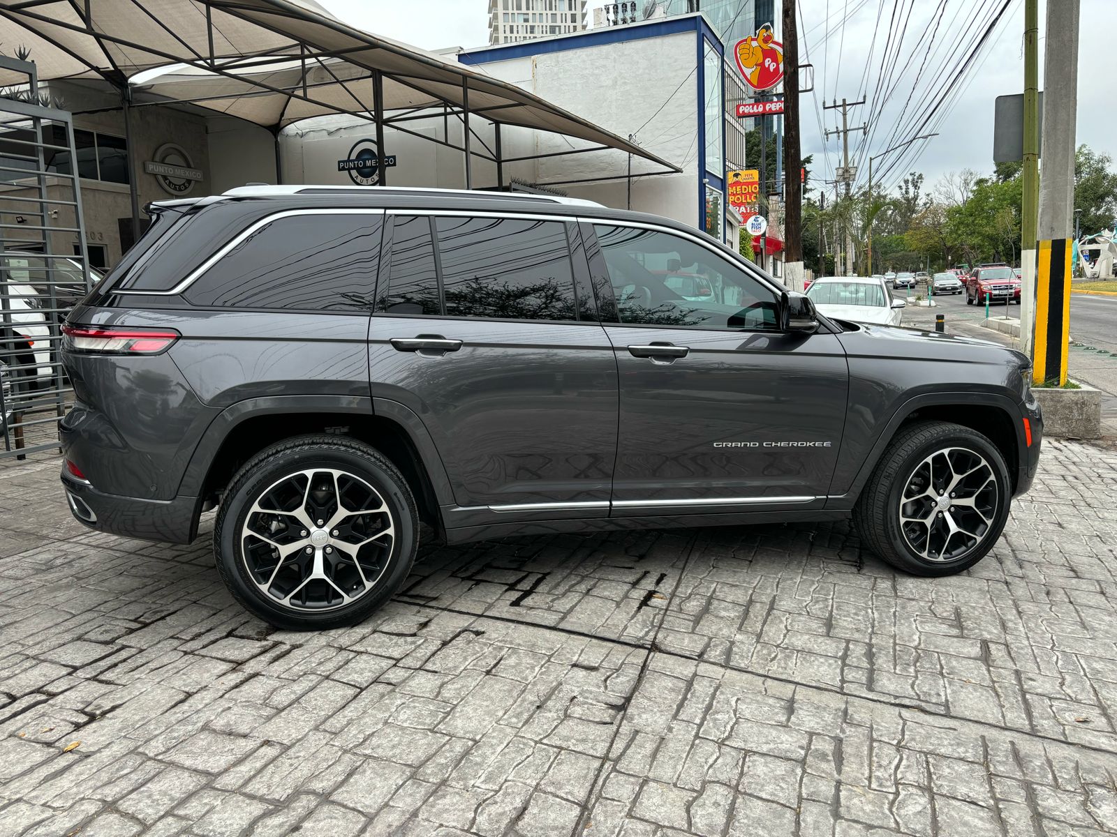 Jeep Grand Cherokee 2023 SUMMIT RESERVE Automático Gris