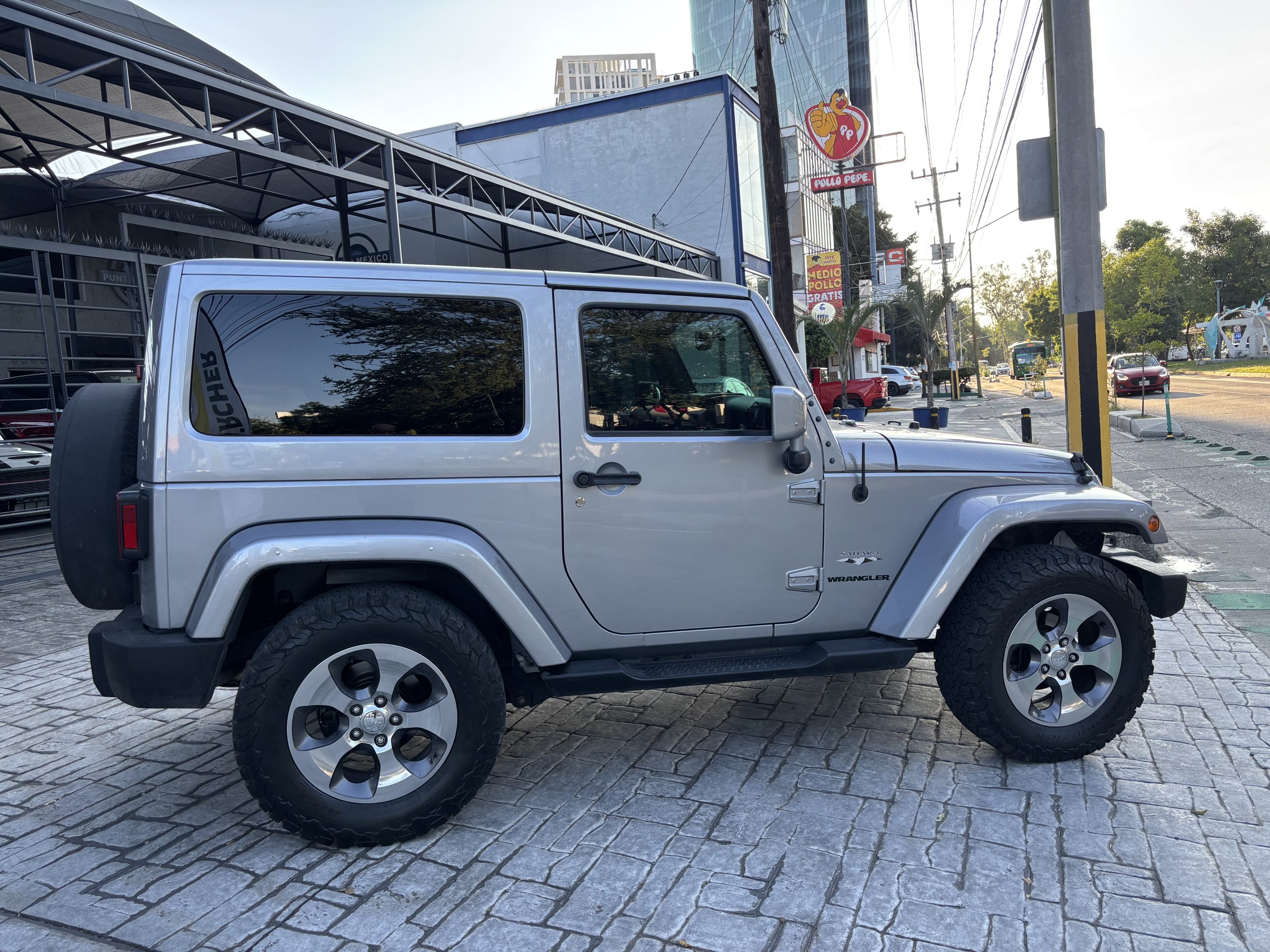 Jeep Wrangler 2016 SAHARA Automático Plata