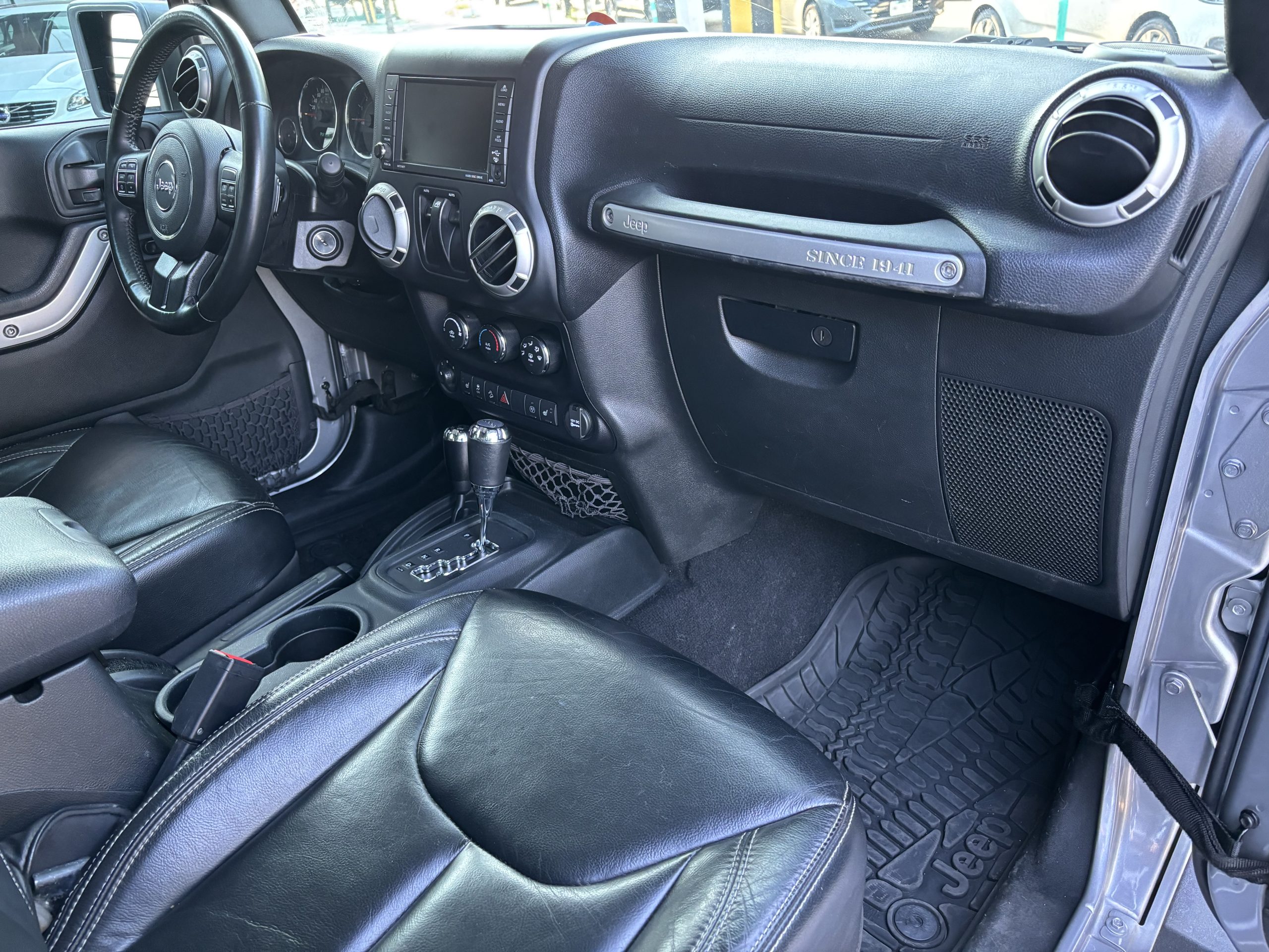 Jeep Wrangler 2016 SAHARA Automático Plata