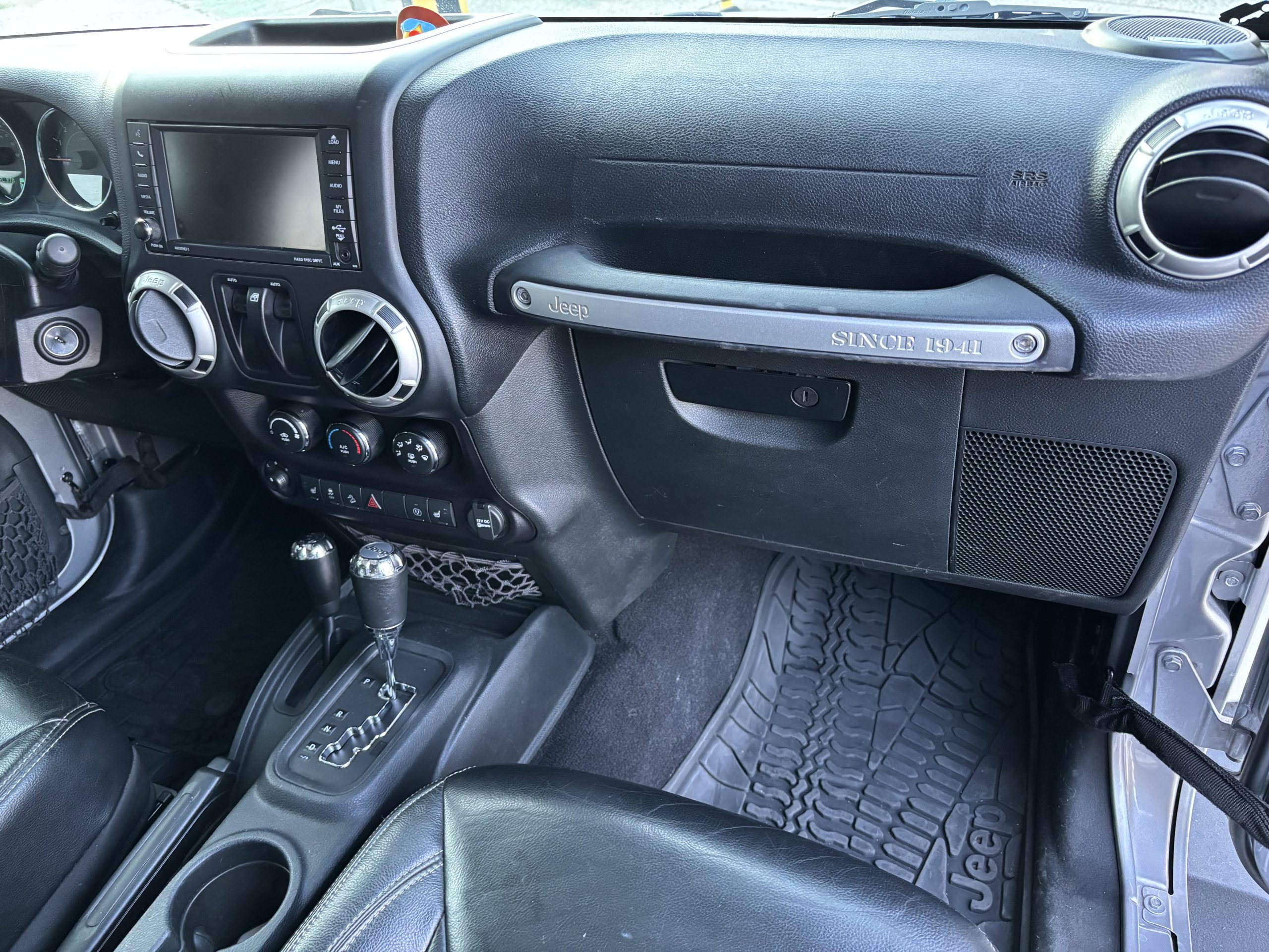 Jeep Wrangler 2016 SAHARA Automático Plata