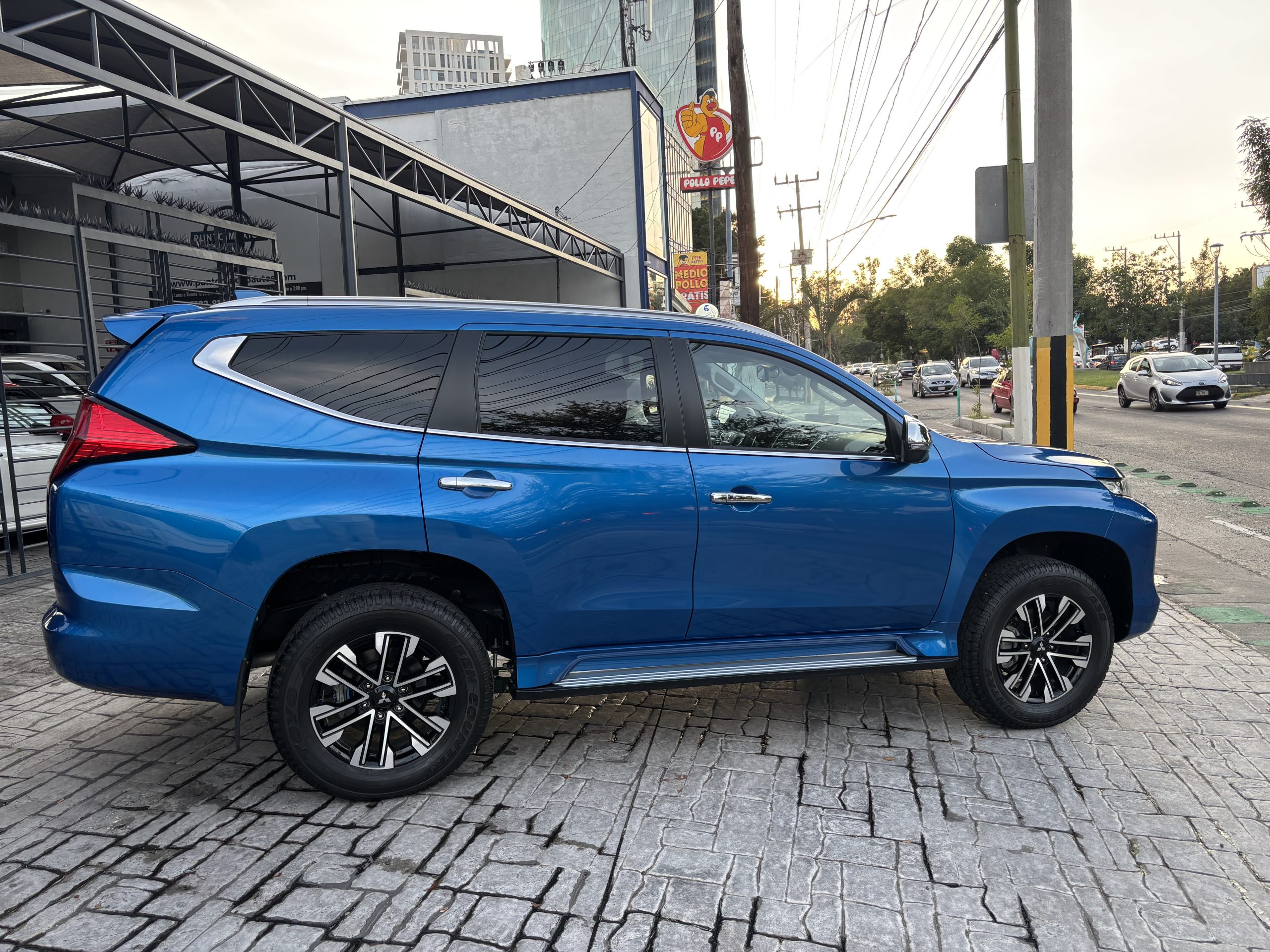 Mitsubishi Montero 2023 SE PLUS Automático Azul
