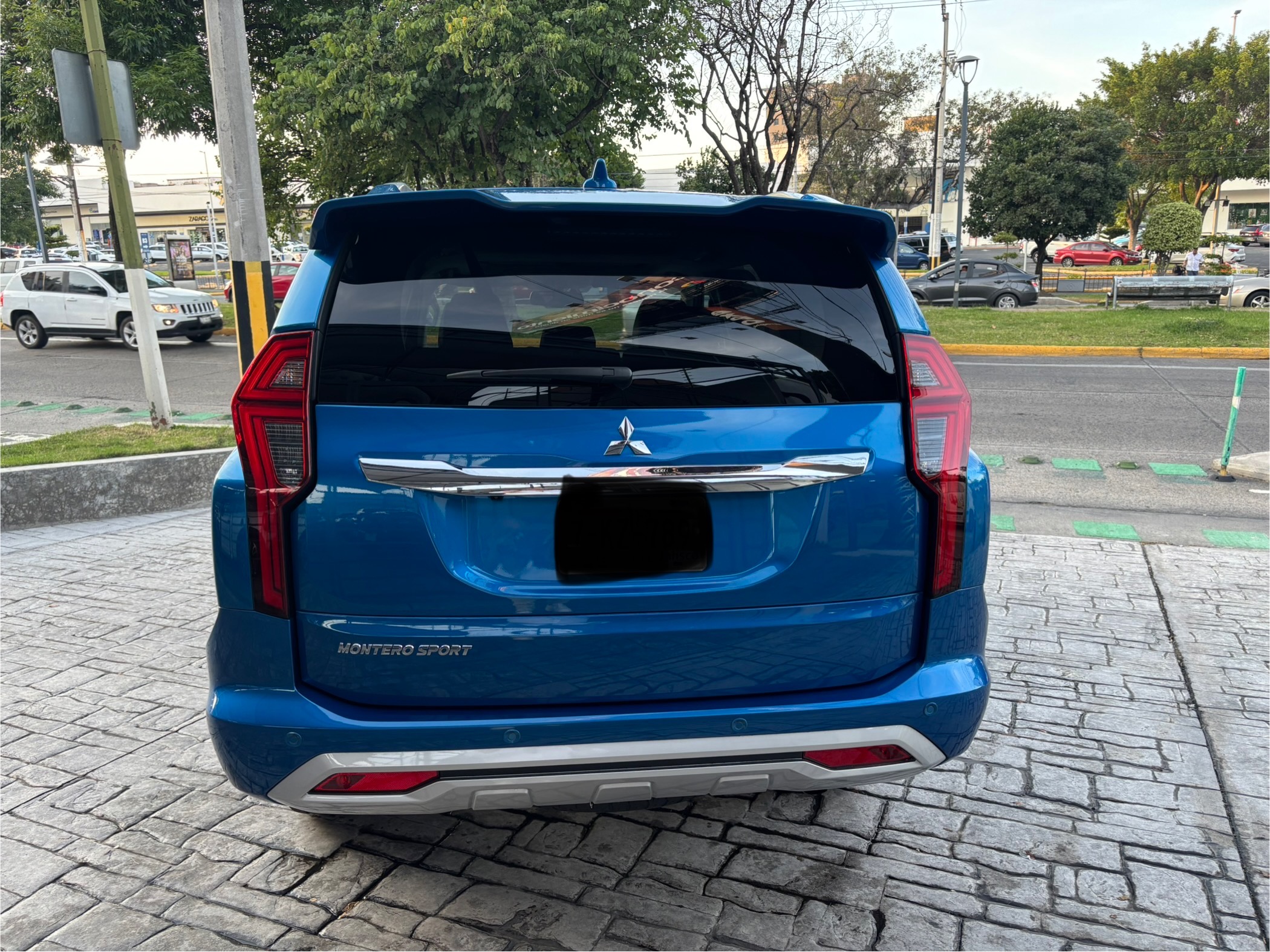 Mitsubishi Montero 2023 SE PLUS Automático Azul