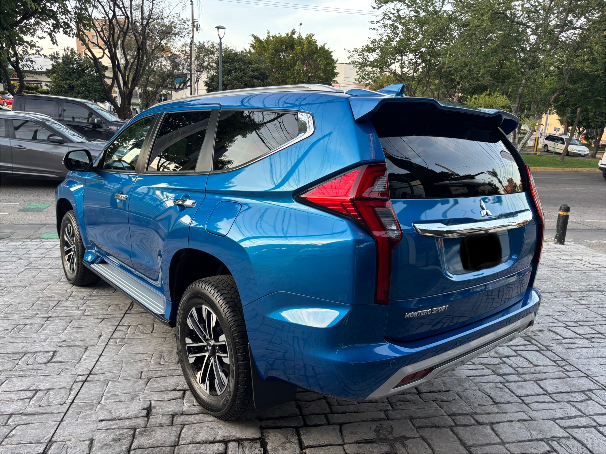 Mitsubishi Montero 2023 SE PLUS Automático Azul