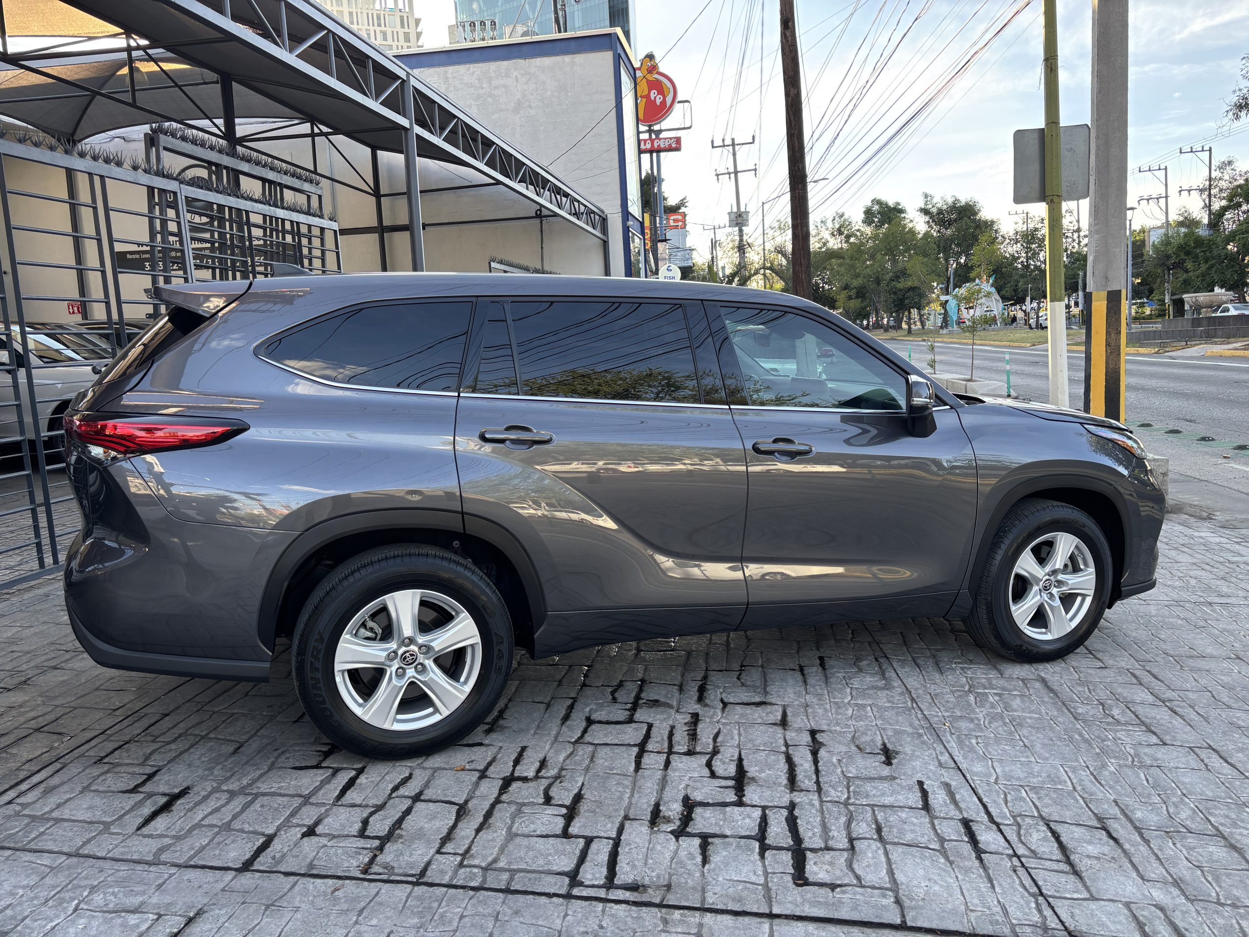 Toyota Highlander 2022 LE Automático Gris