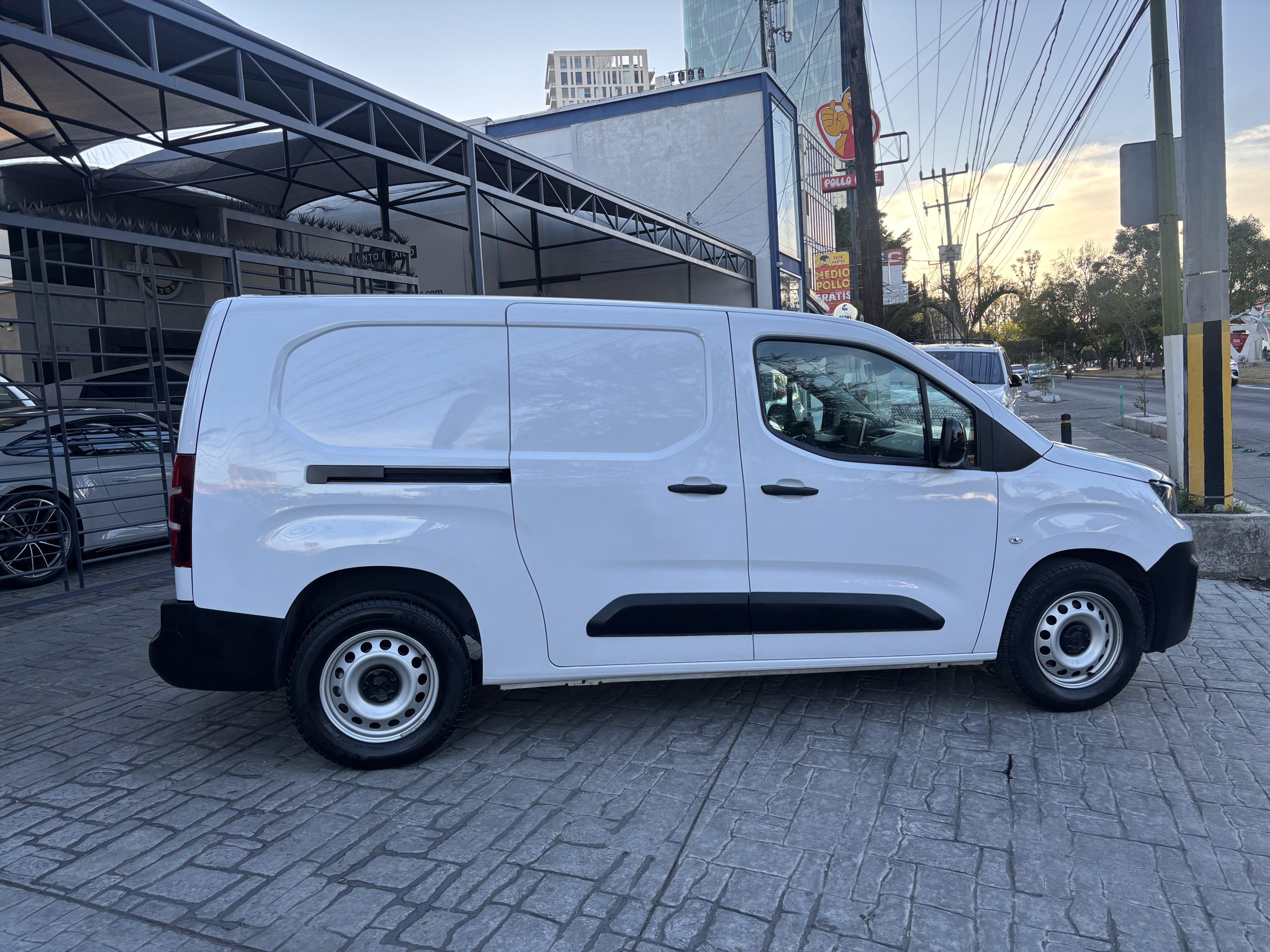 Peugeot Partner 2024 PURE TECH Manual Blanco
