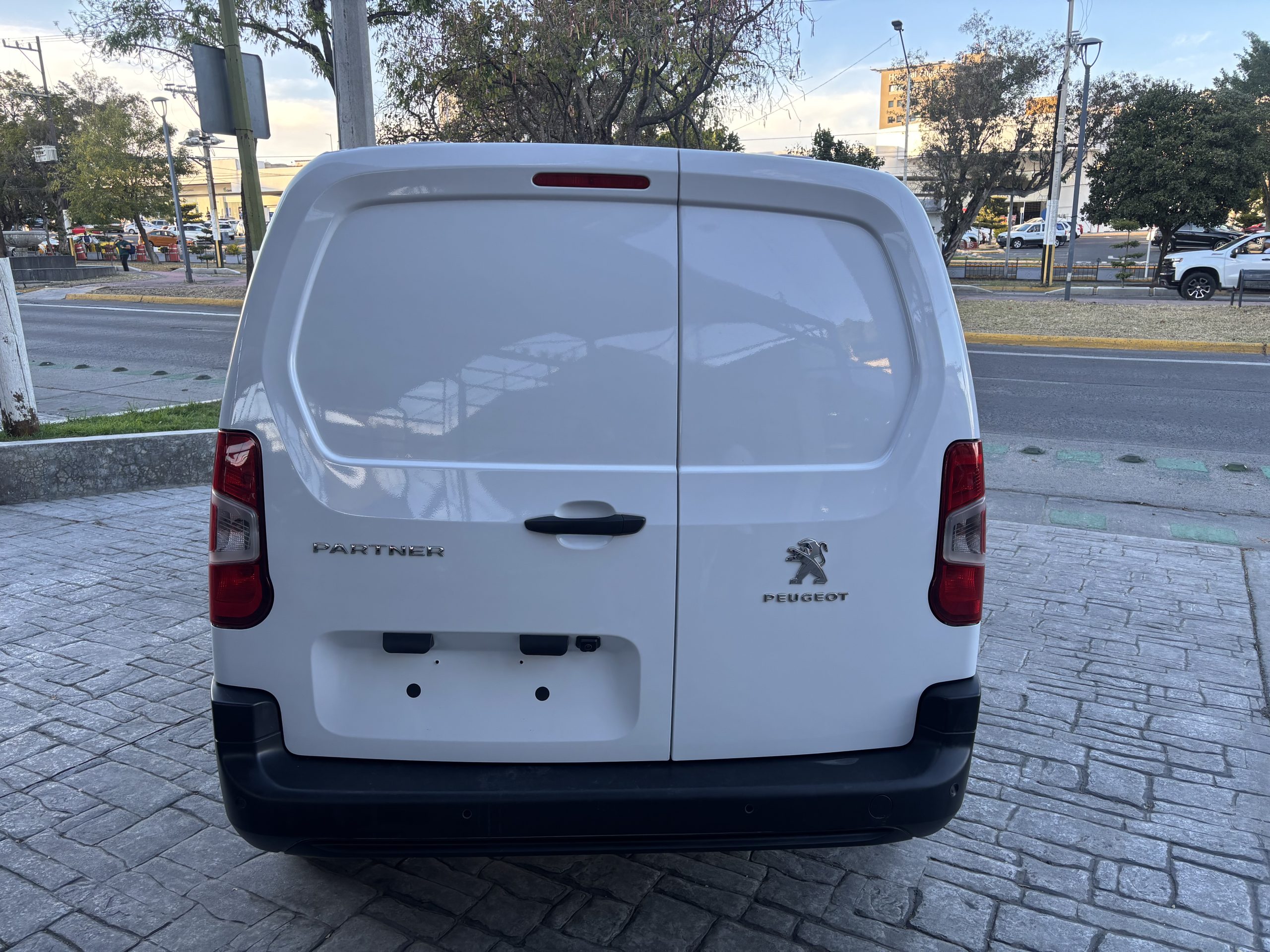 Peugeot Partner 2024 PURE TECH Manual Blanco