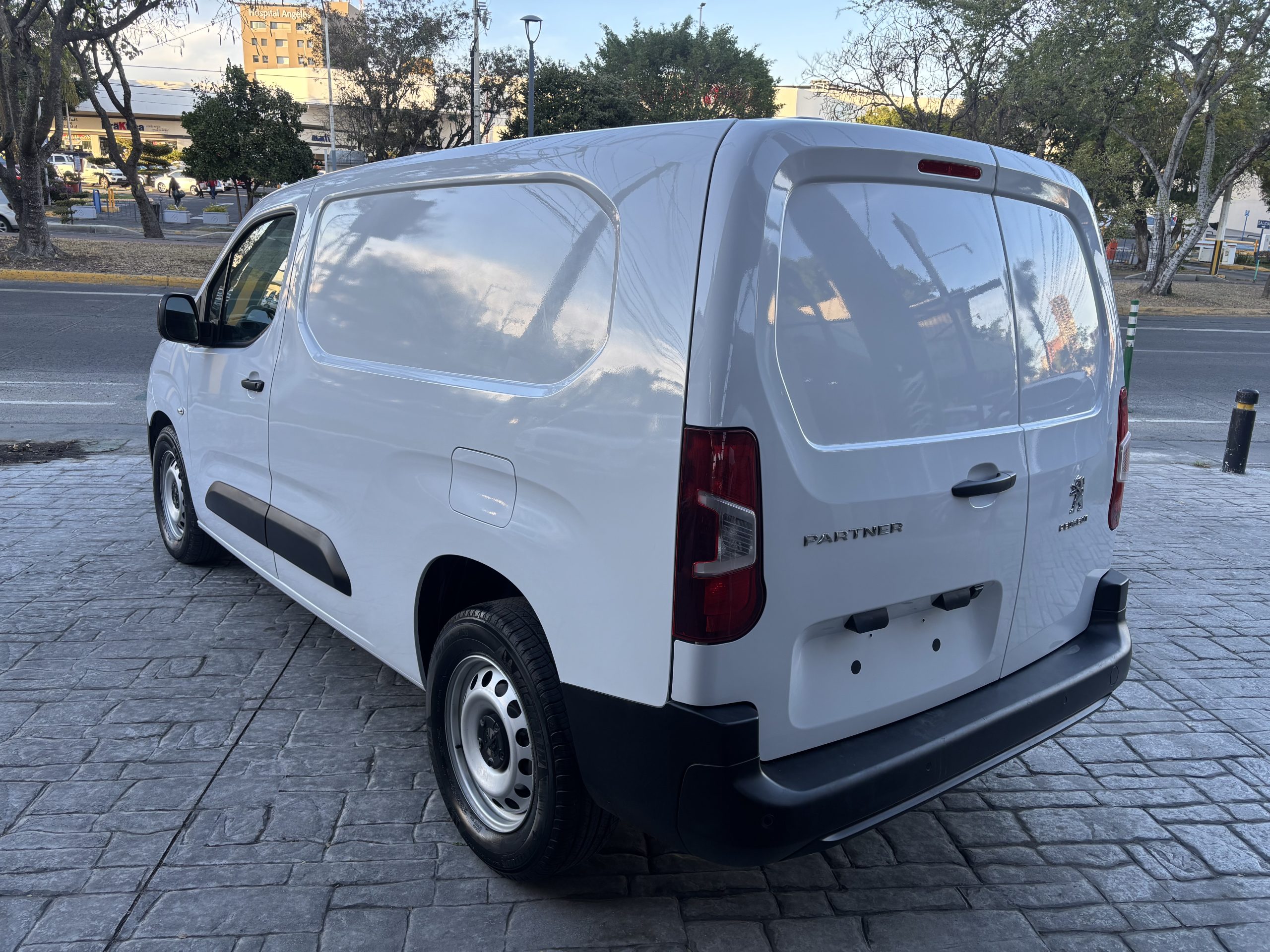 Peugeot Partner 2024 PURE TECH Manual Blanco