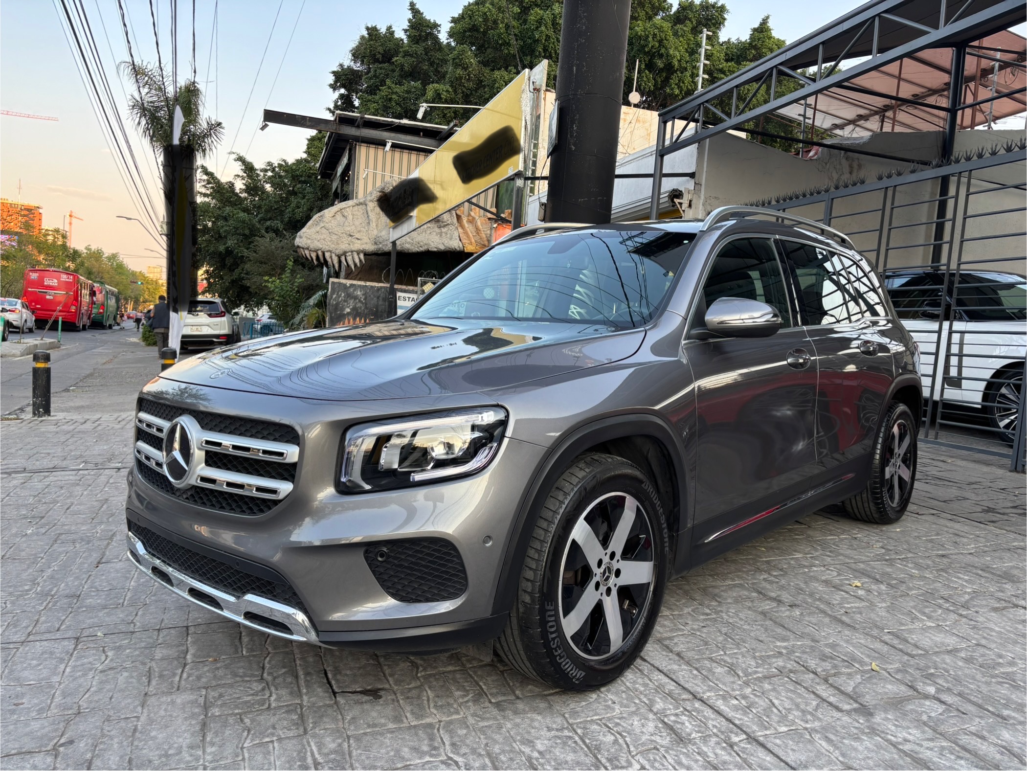Mercedes-Benz GLB 2023 GLB 200 PROGRESIVE Automático Gris