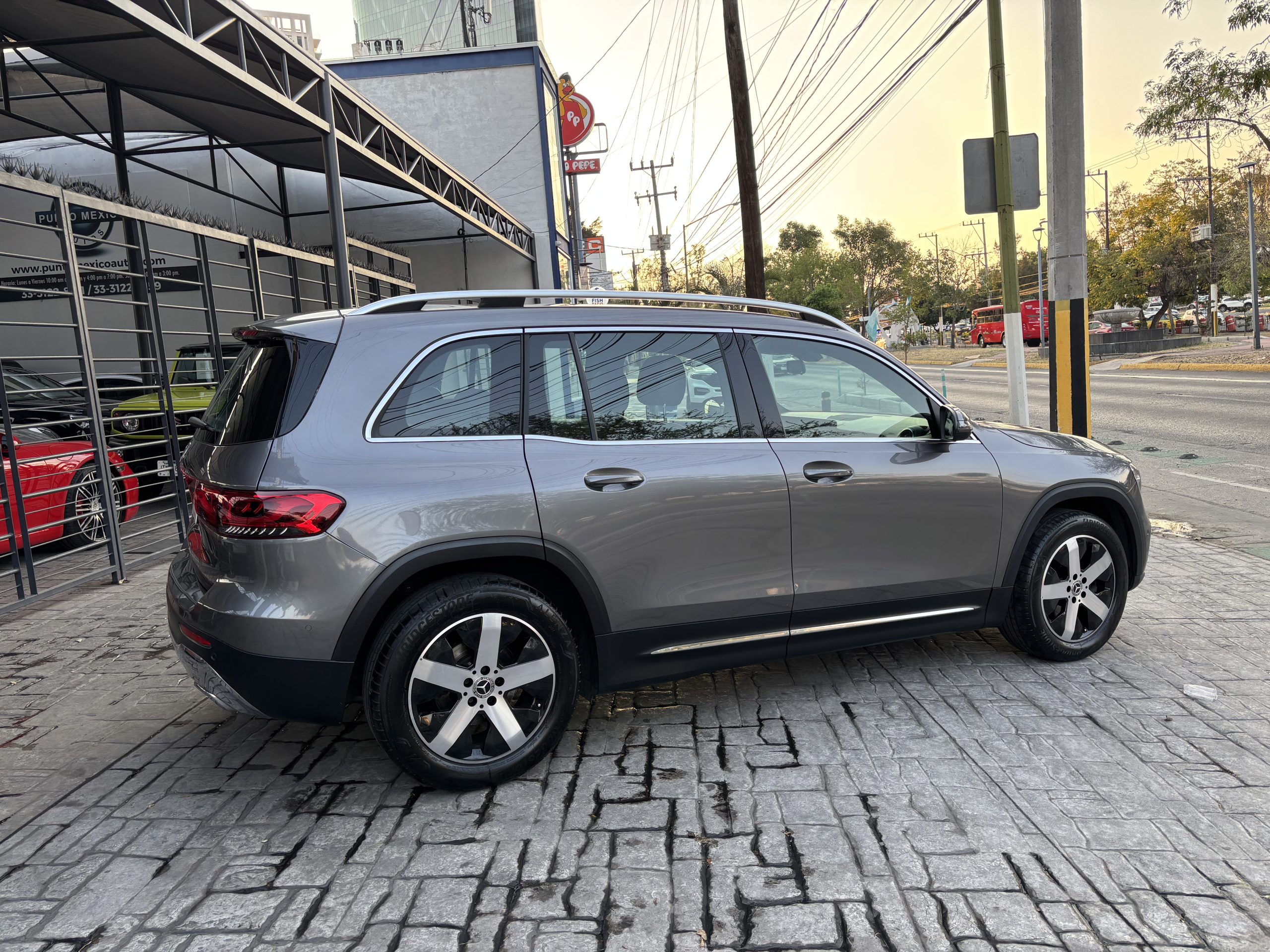 Mercedes-Benz GLB 2023 GLB 200 PROGRESIVE Automático Gris
