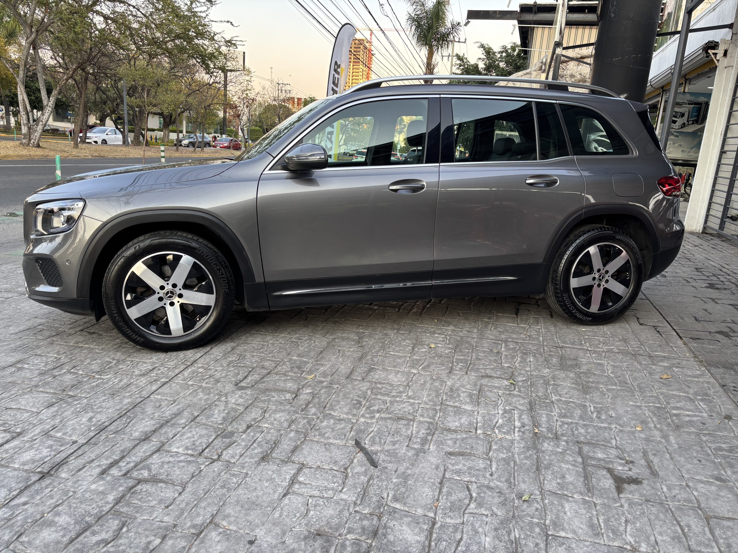 Mercedes-Benz GLB 2023 GLB 200 PROGRESIVE Automático Gris