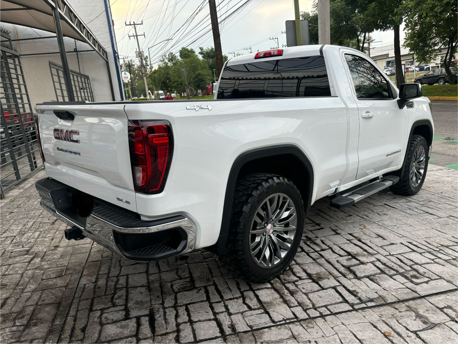 GMC Sierra 2022 SLE 2022 1/2 Automático Blanco