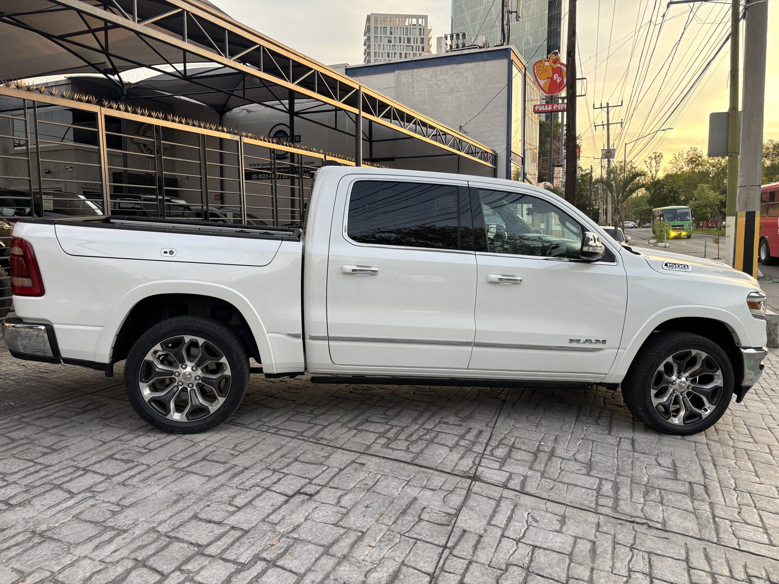 Dodge RAM 2022 1500 MILD HIBRID LIMITED Automático Blanco