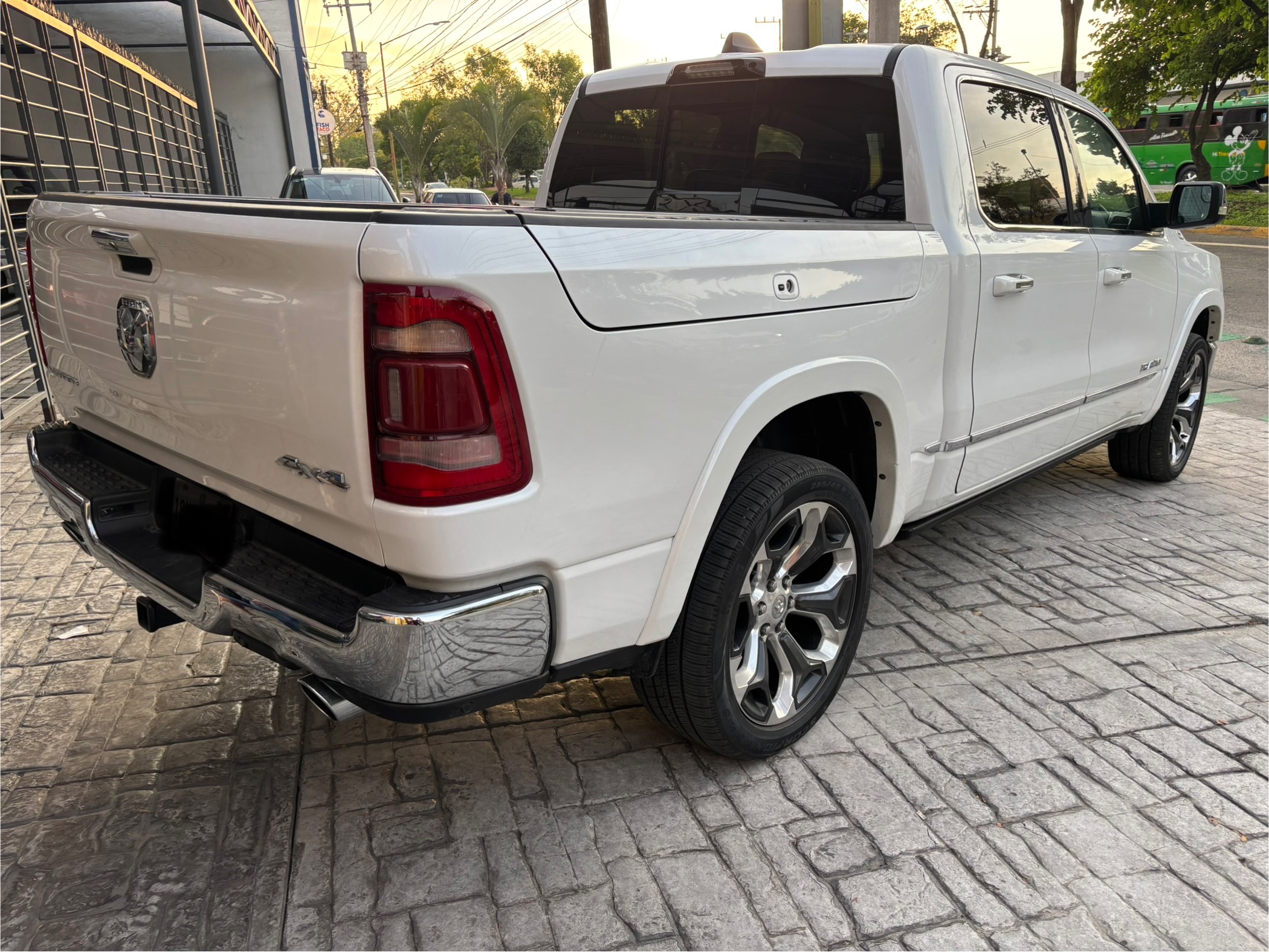 Dodge RAM 2022 1500 MILD HIBRID LIMITED Automático Blanco
