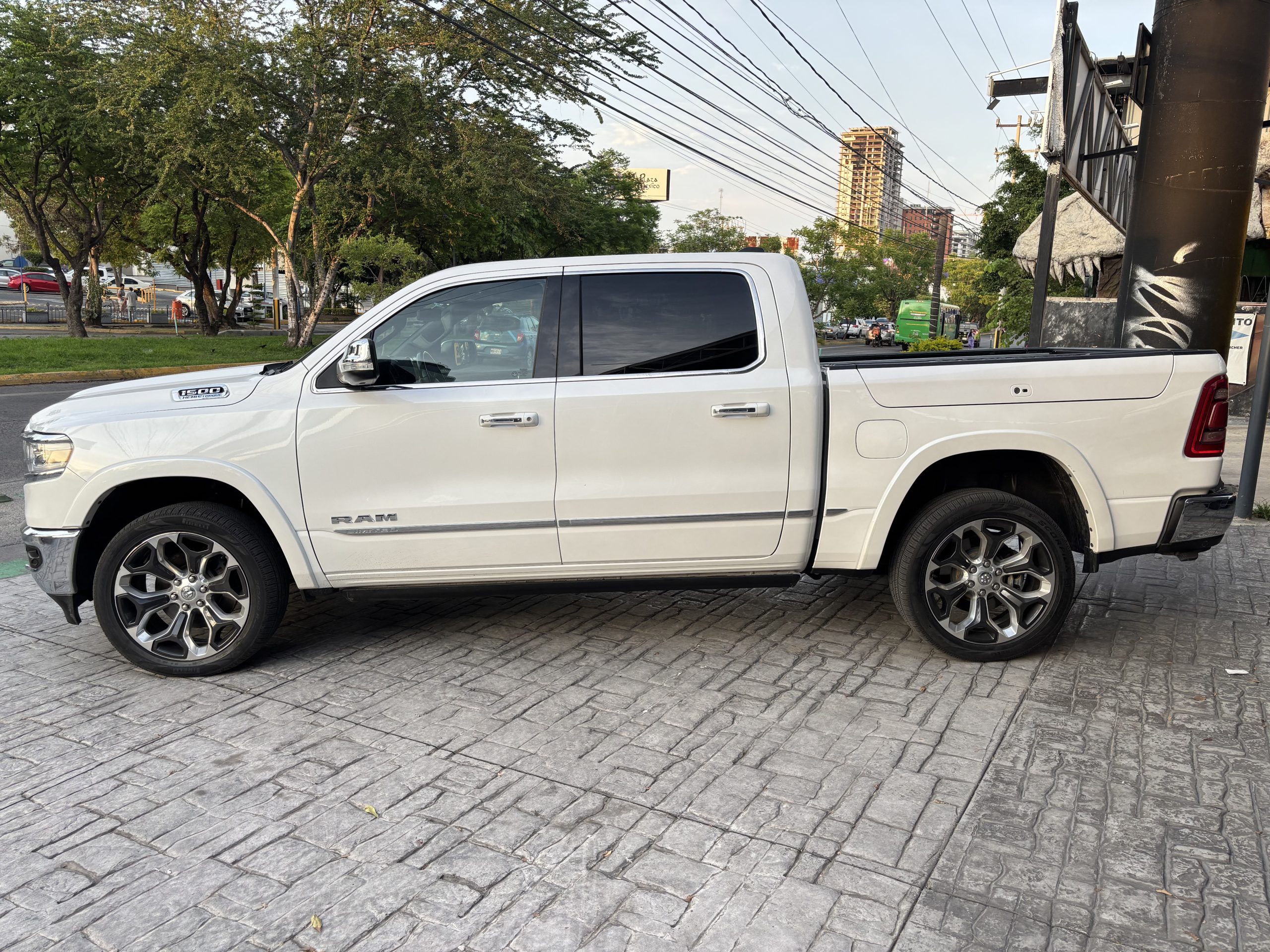 Dodge RAM 2022 1500 MILD HIBRID LIMITED Automático Blanco