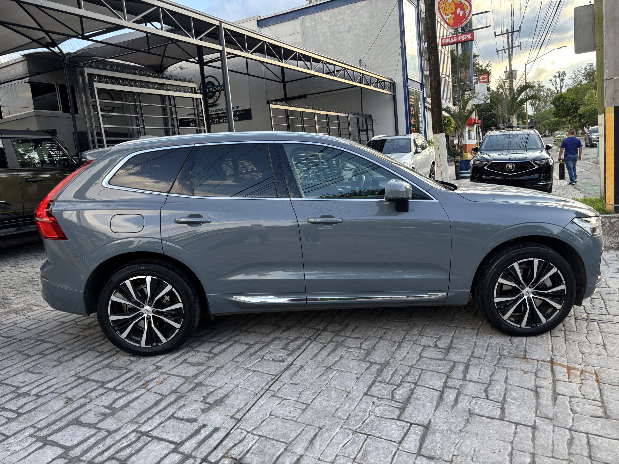Volvo XC60 2023 T8 ULTIMATE DARK PHEV Automático Gris