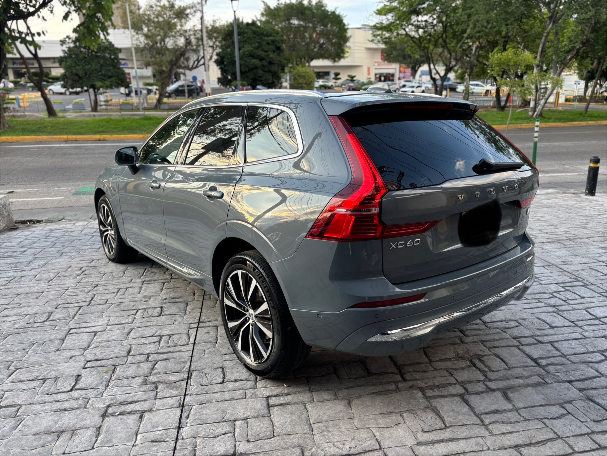 Volvo XC60 2023 T8 ULTIMATE DARK PHEV Automático Gris