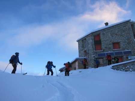 Leaving the Dix hut to ski to Arolla