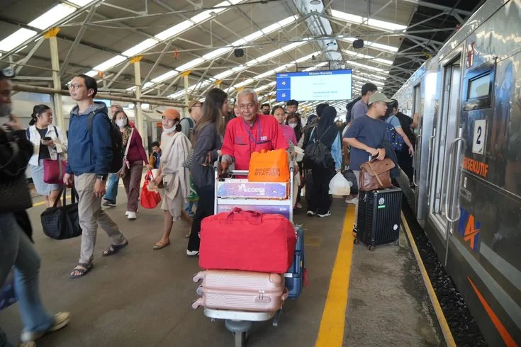 berapa gaji KAI kereta api