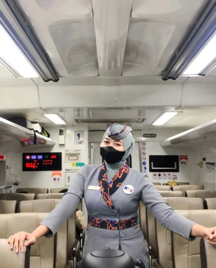 berapa gaji KAI service