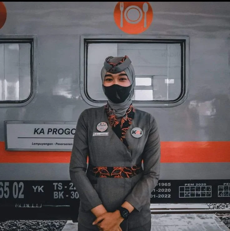 berapa gaji KAI service