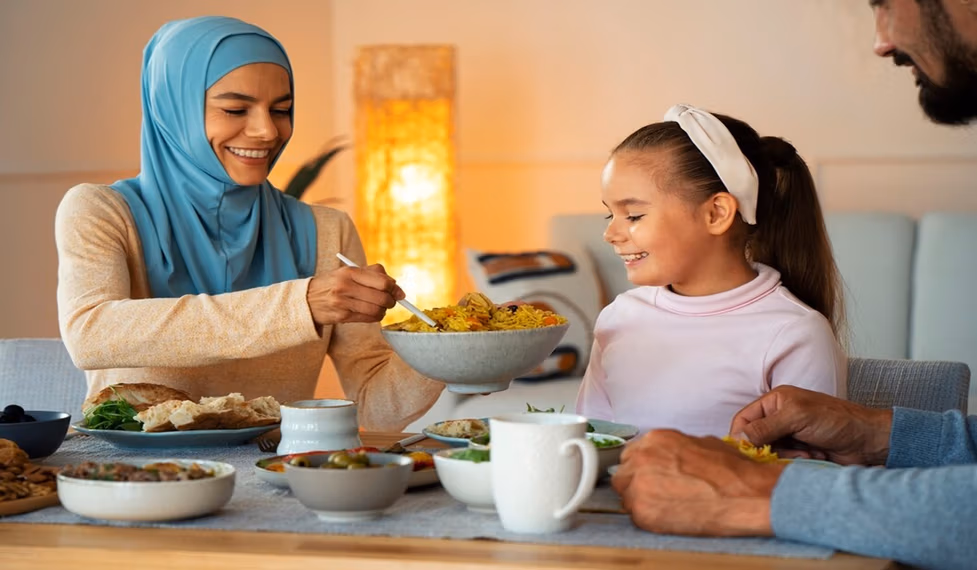 Tips Menghindari Godaan Makanan Tinggi Kalori Saat Buka Puasa