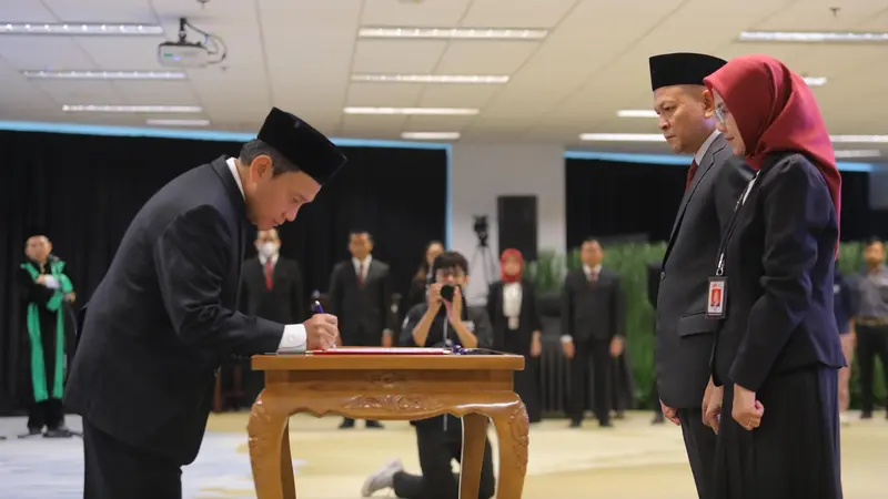 Berapa Gaji Pegawai Staff OJK? Catat Besarannya!