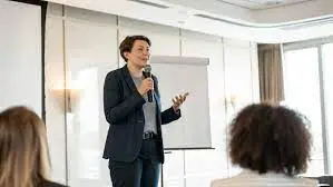 Dalam bahasa Inggris, kata benda (noun) merupakan salah satu unsur terpenting dalam pembentukan kalimat. Tanpa kata benda, kalimat tidak akan memiliki subjek atau objek yang jelas. Oleh karena itu, memahami pengertian, jenis, dan contoh kata benda sangat penting bagi siapa pun yang ingin menguasai bahasa Inggris secara baik. Pengertian Kata Benda (Noun) Kata benda (noun) adalah kata yang digunakan untuk menyebut nama seseorang, tempat, benda, hewan, atau ide (gagasan). Dengan kata lain, noun menjawab pertanyaan “what?” (apa) dan “who?” (siapa) dalam kalimat. Contoh: People: teacher, doctor, student Place: school, hospital, park Thing: book, car, table Animal: cat, elephant, bird Idea: love, freedom, happiness Kalimat contoh: The teacher is explaining the lesson. Love is important in our life. Fungsi Kata Benda dalam Kalimat Kata benda memiliki beberapa fungsi penting dalam struktur kalimat bahasa Inggris: Sebagai subjek (subject) → The cat is sleeping. Sebagai objek (object) → I like books. Sebagai pelengkap (complement) → My father is a doctor. Sebagai keterangan (object of preposition) → She is reading in the library. Jenis-Jenis Kata Benda (Types of Nouns) Berikut pembagian kata benda dalam bahasa Inggris beserta contoh dan penjelasannya: 1. Common Noun (Kata Benda Umum) Kata benda yang menunjukkan nama umum dari orang, tempat, atau benda. Huruf awalnya tidak ditulis kapital kecuali di awal kalimat. Contoh: man, city, dog, school, car Kalimat: The dog is barking. She goes to school every day. 2. Proper Noun (Kata Benda Khusus) Kata benda yang menunjukkan nama spesifik dari orang, tempat, atau benda. Ditulis dengan huruf kapital di awal. Contoh: Indonesia, Jakarta, John, Monday Kalimat: John lives in Jakarta. Monday is my favorite day. 3. Concrete Noun (Kata Benda Konkret) Kata benda yang bisa dilihat, disentuh, didengar, dicium, atau dirasakan. Contoh: table, flower, music, perfume Kalimat: I can smell the flower. She listens to music every evening. 4. Abstract Noun (Kata Benda Abstrak) Kata benda yang tidak bisa dilihat atau disentuh, karena berupa perasaan, kualitas, atau gagasan. Contoh: love, honesty, fear, happiness Kalimat: Honesty is the best policy. Happiness makes life beautiful. 5. Countable Noun (Kata Benda yang Dapat Dihitung) Kata benda yang dapat dihitung menggunakan angka atau kata penentu seperti a, an, some, many, few. Contoh: apple → an apple, two apples car → a car, three cars Kalimat: I have two apples. She bought a new car. 6. Uncountable Noun (Kata Benda yang Tidak Dapat Dihitung) Kata benda yang tidak bisa dihitung secara langsung karena berbentuk massa, cairan, atau konsep abstrak. Contoh: water, rice, money, information Kalimat: I need some water. Money is important, but not everything. 7. Collective Noun (Kata Benda Kelompok) Kata benda yang menunjukkan sekumpulan orang, hewan, atau benda sebagai satu kesatuan. Contoh: team, family, class, flock, bunch Kalimat: Our team won the competition. The flock of birds is flying south. 8. Compound Noun (Kata Benda Majemuk) Kata benda yang terdiri dari dua atau lebih kata yang digabung menjadi satu makna. Contoh: toothpaste, policeman, mother-in-law, blackboard Kalimat: I need to buy toothpaste. Her mother-in-law is very kind. Contoh Kalimat Menggunakan Kata Benda The student is reading a book. My mother cooks in the kitchen. Water is essential for life. The class is very noisy today. Love and respect are important values. I have three cats at home. Indonesia is a beautiful country. Time is more valuable than money. The teacher gave us homework. My brother plays football every Sunday. Tips Mengenali Kata Benda dalam Kalimat Biasanya muncul setelah artikel seperti a, an, the. → a cat, an apple, the house Dapat diikuti atau didahului oleh kata sifat (adjective). → a big car, beautiful flowers Dapat menjadi subjek atau objek kalimat. → Dogs bark (subject), I like dogs (object) Kesimpulan Kata benda (noun) adalah bagian penting dari struktur bahasa Inggris yang digunakan untuk menamai orang, benda, tempat, hewan, atau gagasan. Dengan memahami jenis-jenis noun seperti common, proper, abstract, countable, dan collective noun, kita dapat membuat kalimat yang lebih akurat dan bervariasi. Penguasaan noun akan memudahkan dalam berbicara, menulis, maupun memahami teks berbahasa Inggris. Sumber Referensi Murphy, R. (2022). English Grammar in Use. Cambridge University Press. Oxford University Press. (2023). Oxford Learner’s Grammar and Composition.