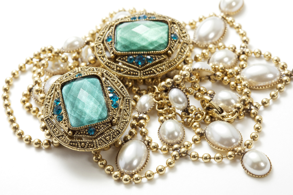 8 Pretty Pieces of Vintage Jewelry You Need, Like Now