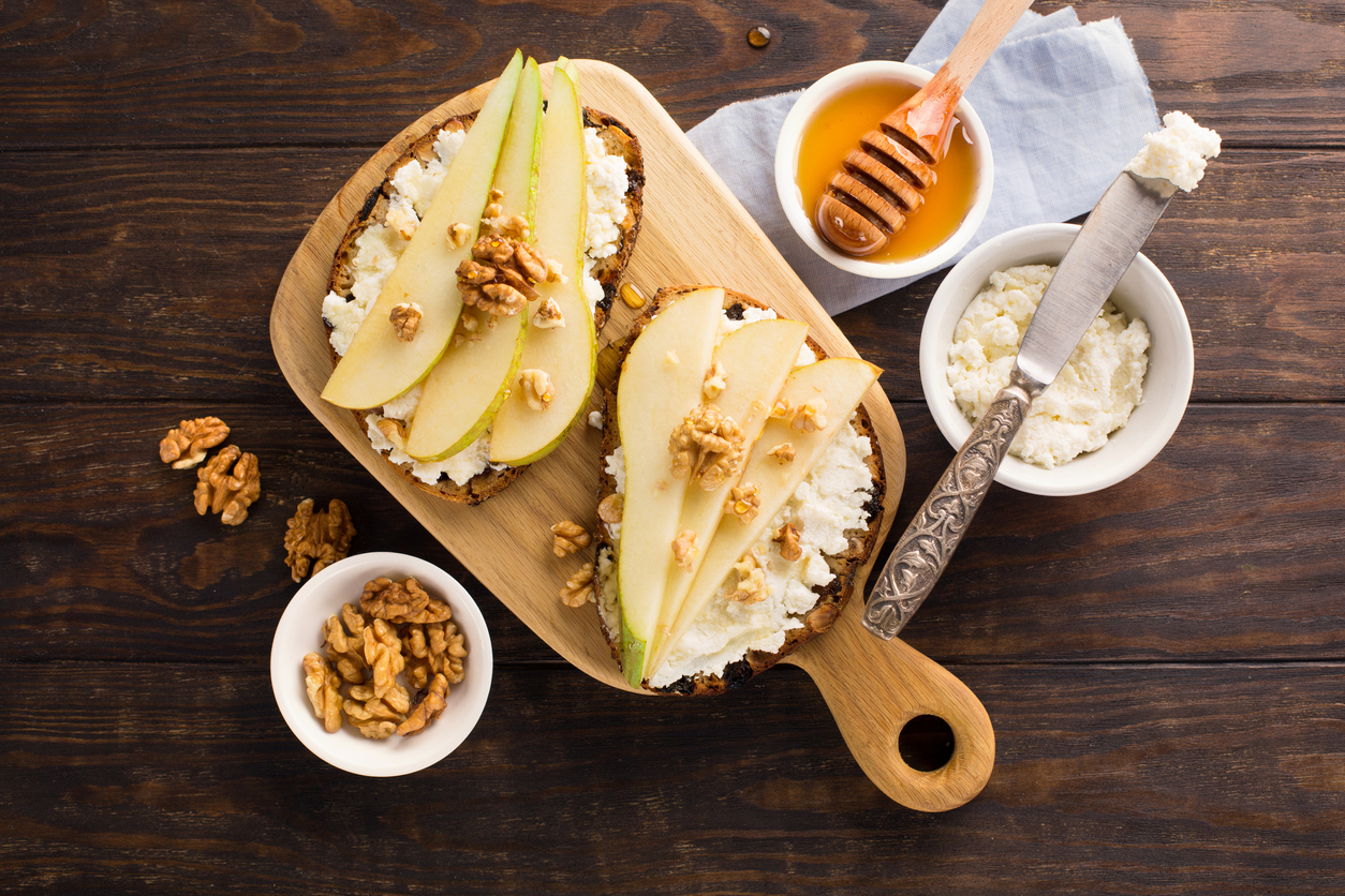 Blue Cheese and Asian Pear Crostini: Crunch, Cream, and Crisp in One Bite